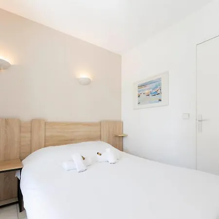 1 Bedroom In A With A Swimming Pool And A Parking Spot Apartment *