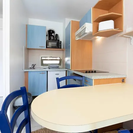 1 Bedroom In A With A Swimming Pool And A Parking Spot *