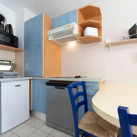 1 Bedroom In A With A Swimming Pool And A Parking Spot *