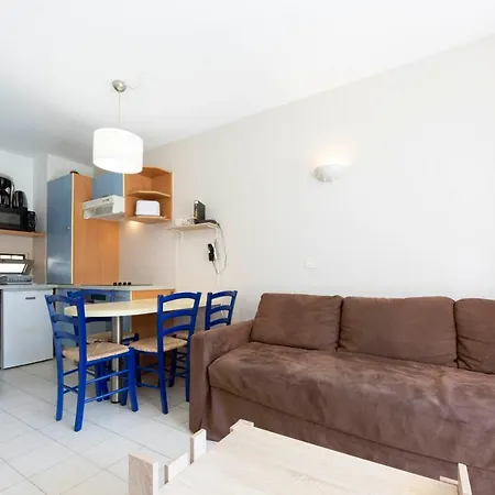 Apartment 1 Bedroom In A With A Swimming Pool And A Parking Spot *