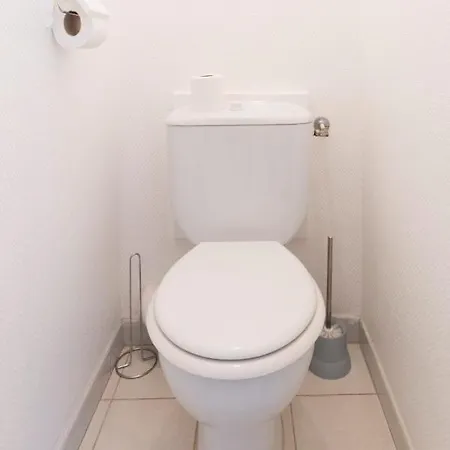 1 Bedroom In A With A Swimming Pool And A Parking Spot Apartment *