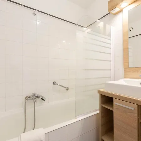 Apartment 1 Bedroom In A With A Swimming Pool And A Parking Spot *